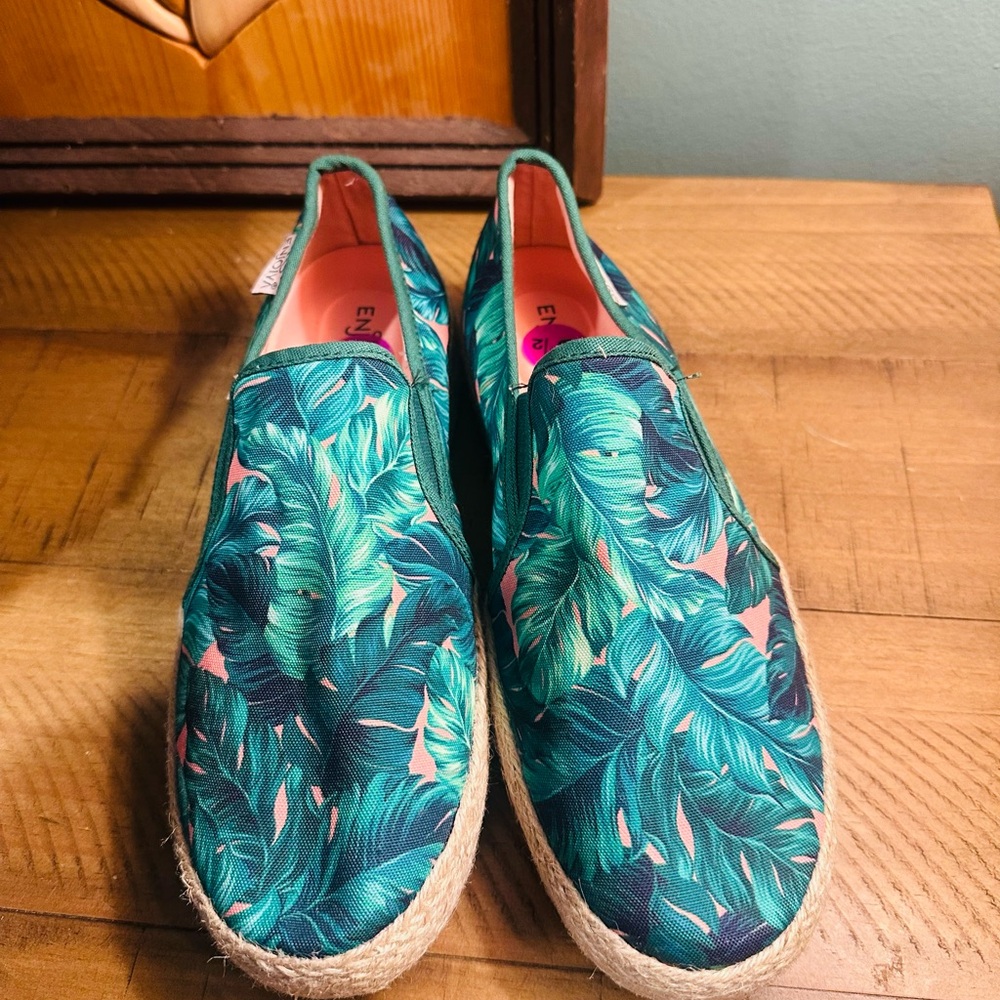 Enjoiva Green Tropical Leaf Print Slip-On Espadrilles Vacation Shoes Size 8.5
